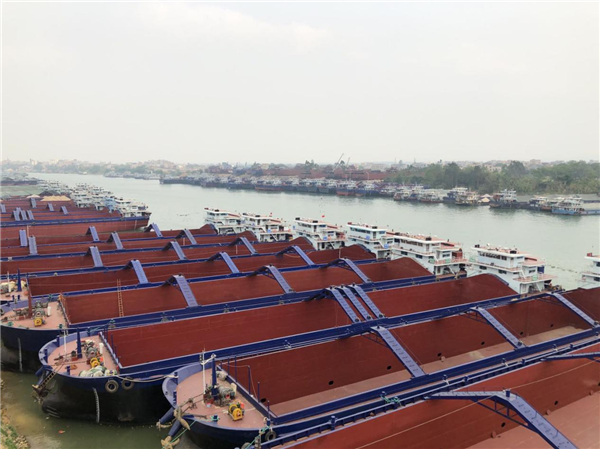 3月31日下午,在广西桂平市宏信船舶修造造船基地,造船工人